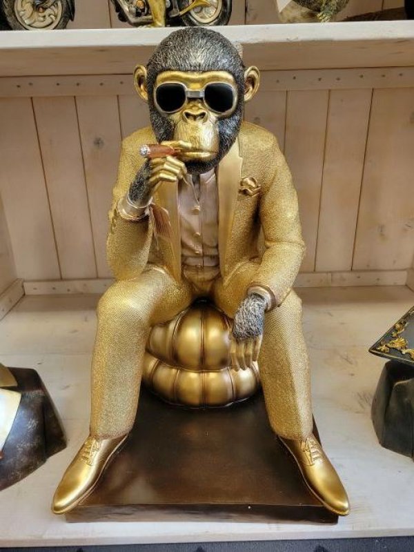 Affe im Gentleman Look mit Zigarre